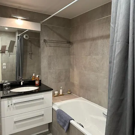 2 Pieces 57m2 Terrasse Sur Cour Proche Paris Porte Maillot Apartment Levallois-Perret