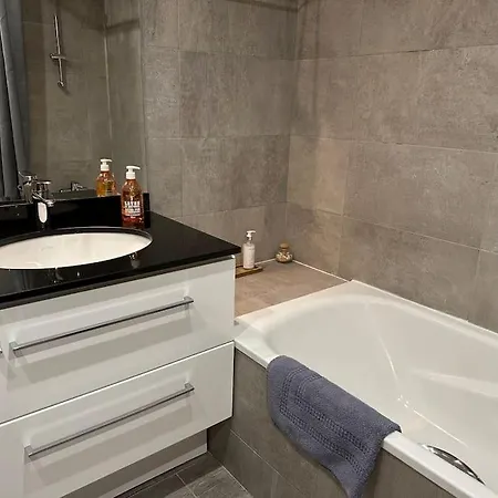 2 Pieces 57m2 Terrasse Sur Cour Proche Paris Porte Maillot Appartement Levallois-Perret